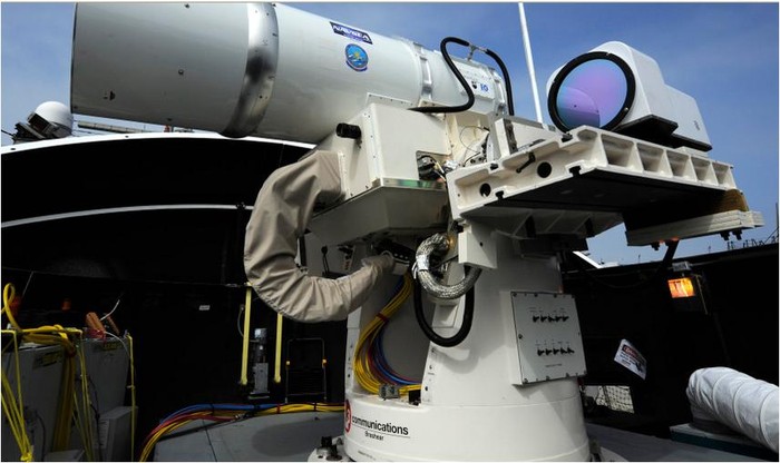 Ốnh chiếu laser năng lượng cao trên tàu chiến Mỹ